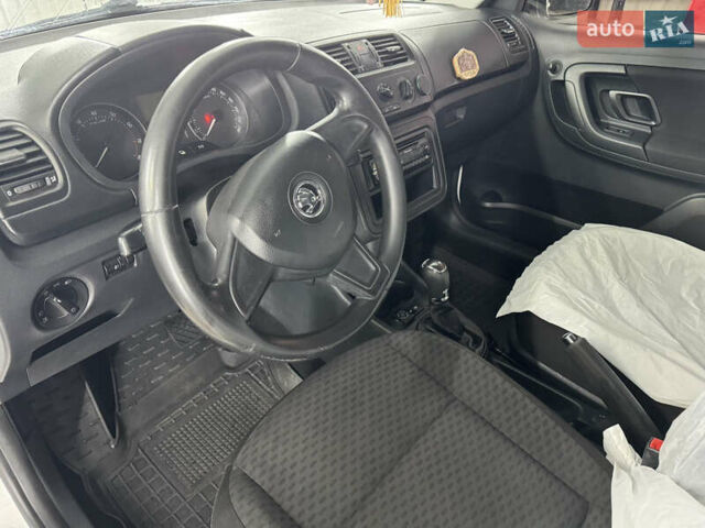 Белый Шкода Фабия, объемом двигателя 1.6 л и пробегом 300 тыс. км за 6350 $, фото 14 на Automoto.ua