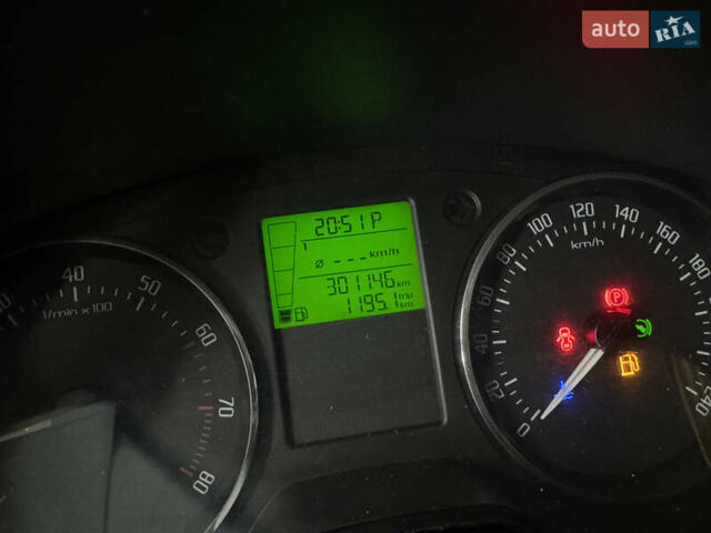 Белый Шкода Фабия, объемом двигателя 1.6 л и пробегом 300 тыс. км за 6350 $, фото 17 на Automoto.ua