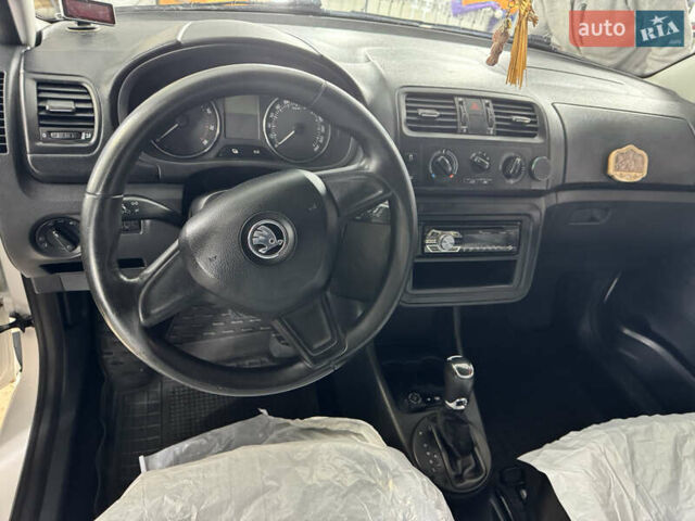 Белый Шкода Фабия, объемом двигателя 1.6 л и пробегом 300 тыс. км за 6350 $, фото 4 на Automoto.ua