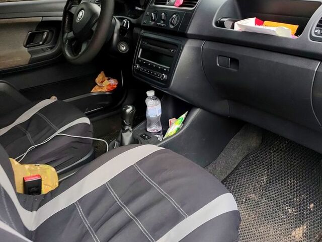 Белый Шкода Фабия, объемом двигателя 1.6 л и пробегом 226 тыс. км за 5999 $, фото 4 на Automoto.ua