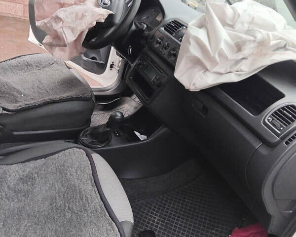 Белый Шкода Фабия, объемом двигателя 1.2 л и пробегом 250 тыс. км за 3500 $, фото 4 на Automoto.ua