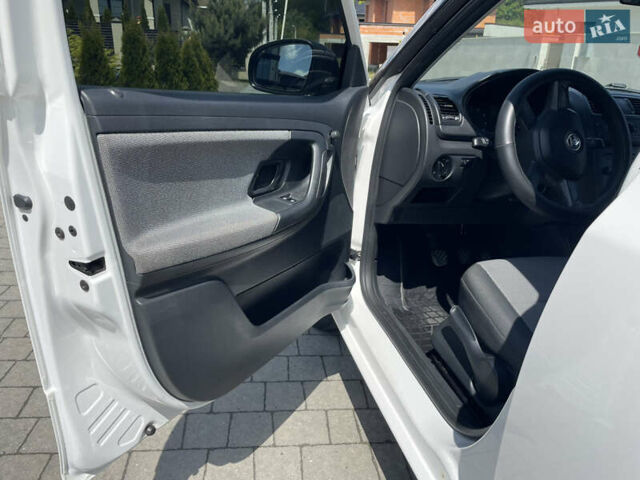 Білий Шкода Фабія, об'ємом двигуна 1.2 л та пробігом 297 тис. км за 5600 $, фото 8 на Automoto.ua