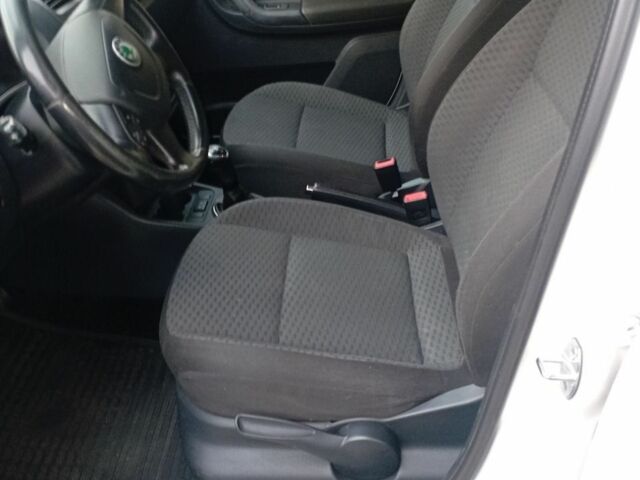 Шкода Фабия 2013 в Полтаве на Automoto.ua Белый Шкода Фабия, объемом двигателя 1.6 л и пробегом 172 тыс. км за 6000 $, фото 4 на Automoto.ua