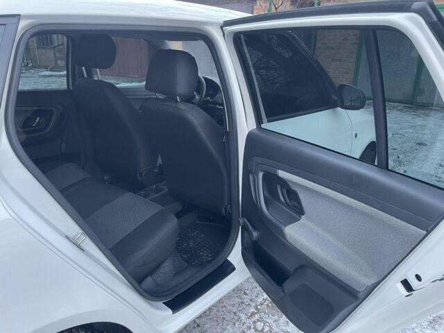 Белый Шкода Фабия, объемом двигателя 1.2 л и пробегом 208 тыс. км за 5300 $, фото 5 на Automoto.ua