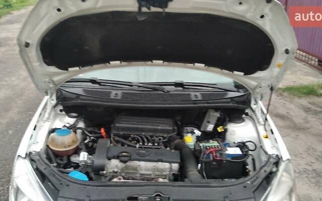 Білий Шкода Фабія, об'ємом двигуна 1.4 л та пробігом 260 тис. км за 5500 $, фото 20 на Automoto.ua