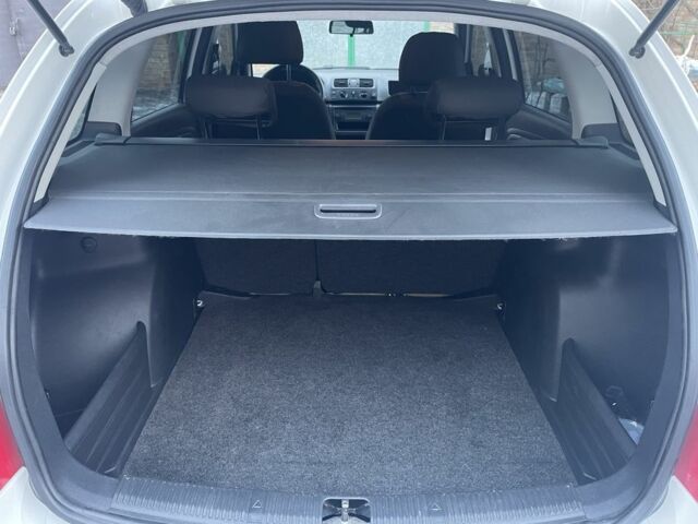 Белый Шкода Фабия, объемом двигателя 1.2 л и пробегом 208 тыс. км за 5300 $, фото 8 на Automoto.ua