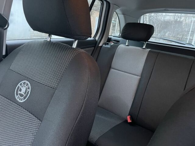 Белый Шкода Фабия, объемом двигателя 1.2 л и пробегом 208 тыс. км за 5300 $, фото 12 на Automoto.ua