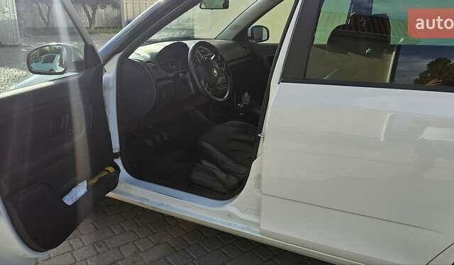 Белый Шкода Фабия, объемом двигателя 1.6 л и пробегом 190 тыс. км за 6000 $, фото 3 на Automoto.ua