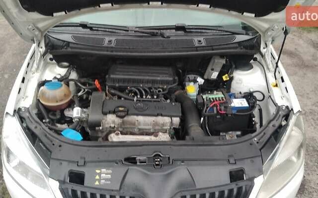 Білий Шкода Фабія, об'ємом двигуна 1.4 л та пробігом 260 тис. км за 5500 $, фото 31 на Automoto.ua