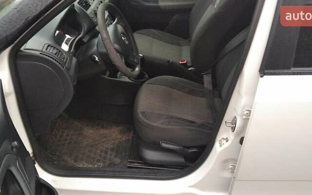 Білий Шкода Фабія, об'ємом двигуна 1.4 л та пробігом 260 тис. км за 5500 $, фото 16 на Automoto.ua