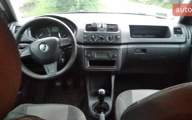 Білий Шкода Фабія, об'ємом двигуна 1.4 л та пробігом 260 тис. км за 5500 $, фото 10 на Automoto.ua