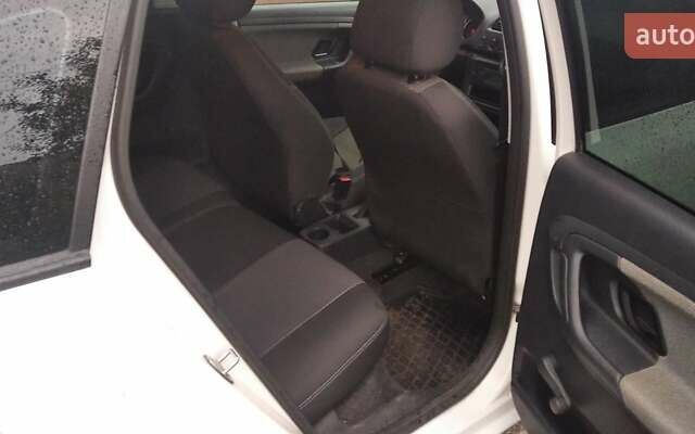 Білий Шкода Фабія, об'ємом двигуна 1.4 л та пробігом 260 тис. км за 5500 $, фото 28 на Automoto.ua