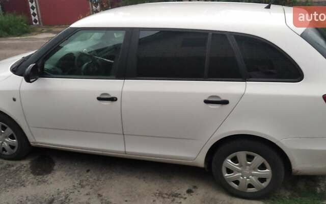 Білий Шкода Фабія, об'ємом двигуна 1.4 л та пробігом 260 тис. км за 5500 $, фото 1 на Automoto.ua