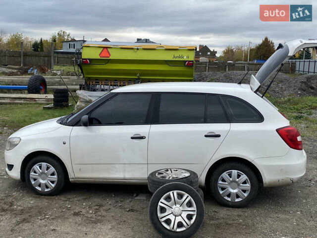 Белый Шкода Фабия, объемом двигателя 1.6 л и пробегом 287 тыс. км за 6300 $, фото 2 на Automoto.ua
