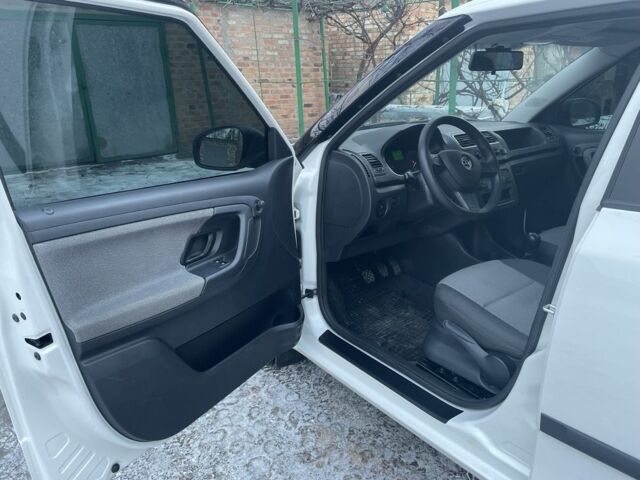 Белый Шкода Фабия, объемом двигателя 1.2 л и пробегом 208 тыс. км за 5300 $, фото 6 на Automoto.ua