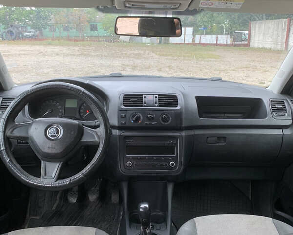 Білий Шкода Фабія, об'ємом двигуна 1.6 л та пробігом 319 тис. км за 5399 $, фото 7 на Automoto.ua
