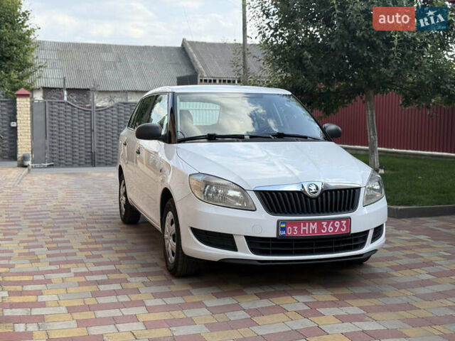 Белый Шкода Фабия, объемом двигателя 1.4 л и пробегом 219 тыс. км за 6850 $, фото 2 на Automoto.ua