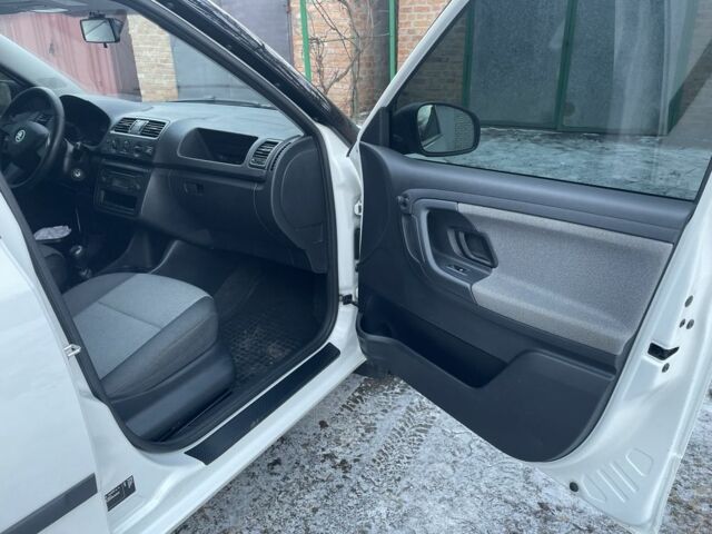 Белый Шкода Фабия, объемом двигателя 1.2 л и пробегом 208 тыс. км за 5300 $, фото 4 на Automoto.ua