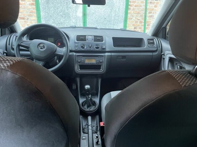 Белый Шкода Фабия, объемом двигателя 1.2 л и пробегом 208 тыс. км за 5300 $, фото 14 на Automoto.ua