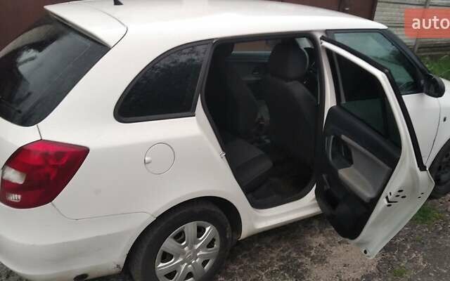 Білий Шкода Фабія, об'ємом двигуна 1.4 л та пробігом 260 тис. км за 5500 $, фото 29 на Automoto.ua