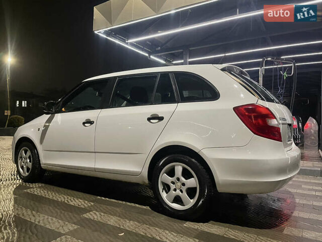 Белый Шкода Фабия, объемом двигателя 1.2 л и пробегом 191 тыс. км за 5400 $, фото 3 на Automoto.ua