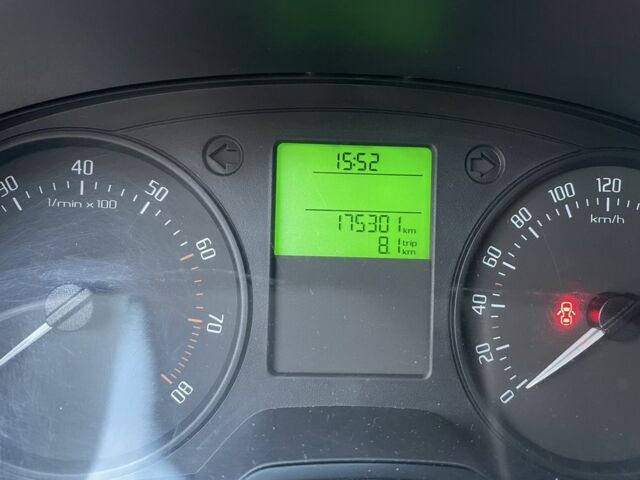 Белый Шкода Фабия, объемом двигателя 1.2 л и пробегом 208 тыс. км за 5300 $, фото 9 на Automoto.ua