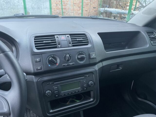 Белый Шкода Фабия, объемом двигателя 1.2 л и пробегом 208 тыс. км за 5300 $, фото 10 на Automoto.ua