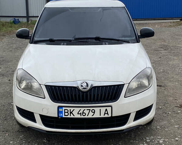 Белый Шкода Фабия, объемом двигателя 1.6 л и пробегом 287 тыс. км за 6300 $, фото 4 на Automoto.ua
