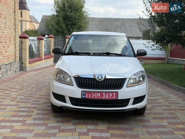 Белый Шкода Фабия, объемом двигателя 1.4 л и пробегом 219 тыс. км за 6850 $, фото 1 на Automoto.ua