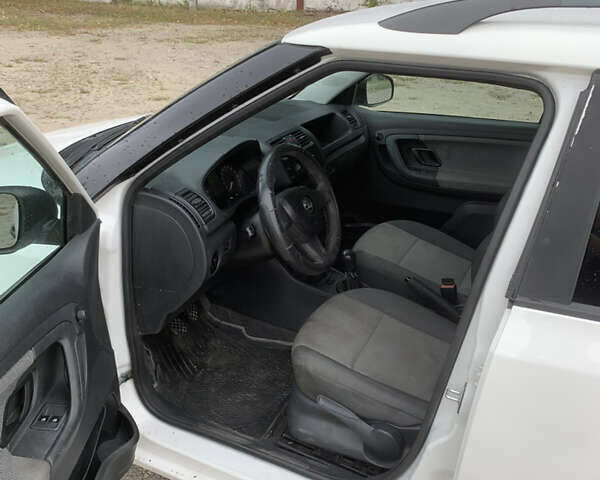 Білий Шкода Фабія, об'ємом двигуна 1.6 л та пробігом 319 тис. км за 5399 $, фото 8 на Automoto.ua