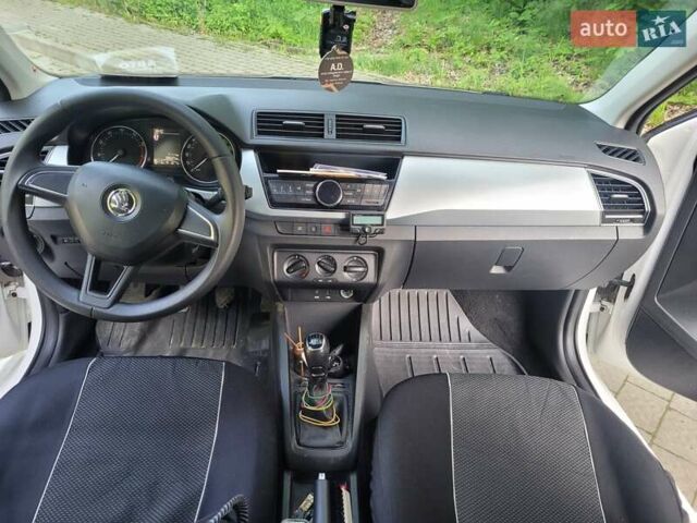 Белый Шкода Фабия, объемом двигателя 1.2 л и пробегом 187 тыс. км за 7600 $, фото 6 на Automoto.ua