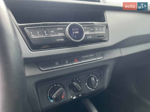 Белый Шкода Фабия, объемом двигателя 1.42 л и пробегом 270 тыс. км за 6500 $, фото 11 на Automoto.ua