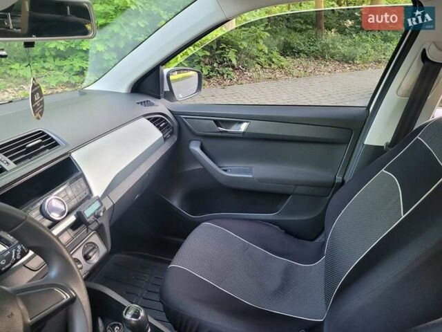 Белый Шкода Фабия, объемом двигателя 1.2 л и пробегом 187 тыс. км за 7600 $, фото 8 на Automoto.ua