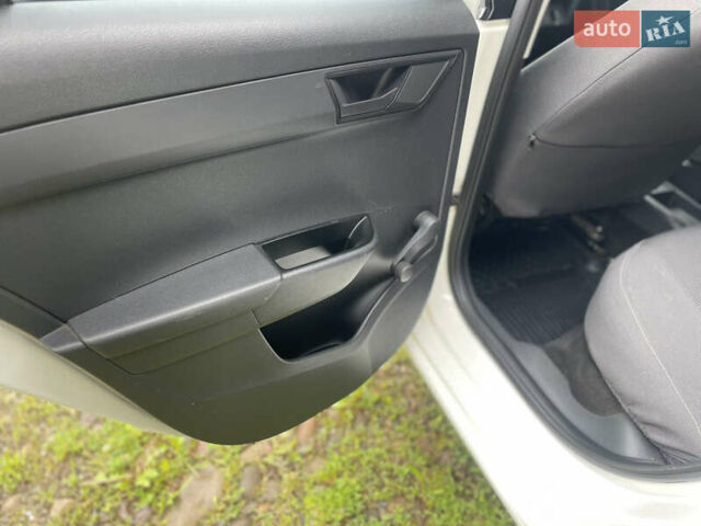 Белый Шкода Фабия, объемом двигателя 1.42 л и пробегом 270 тыс. км за 6500 $, фото 13 на Automoto.ua