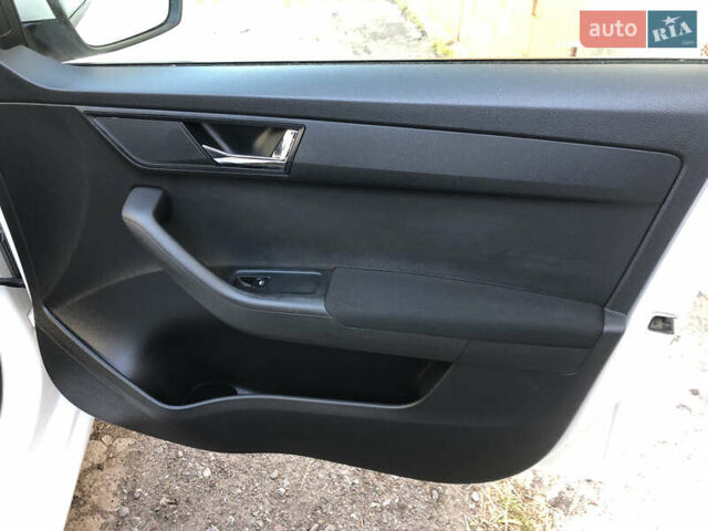 Белый Шкода Фабия, объемом двигателя 1.4 л и пробегом 290 тыс. км за 7800 $, фото 18 на Automoto.ua