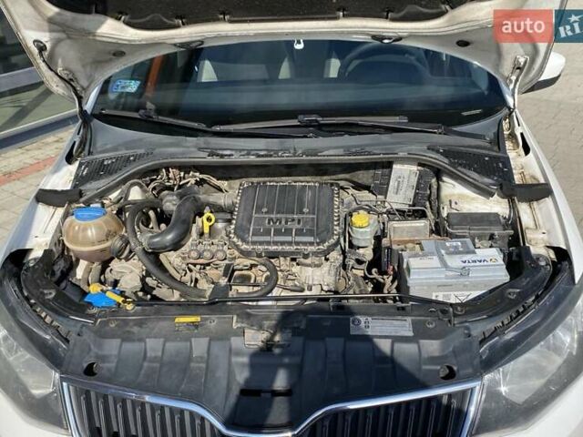 Белый Шкода Фабия, объемом двигателя 1 л и пробегом 82 тыс. км за 6700 $, фото 5 на Automoto.ua