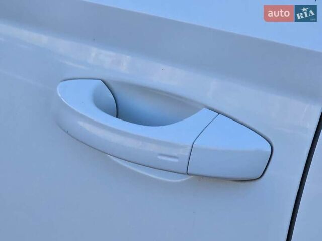 Белый Шкода Фабия, объемом двигателя 1.2 л и пробегом 198 тыс. км за 11499 $, фото 21 на Automoto.ua