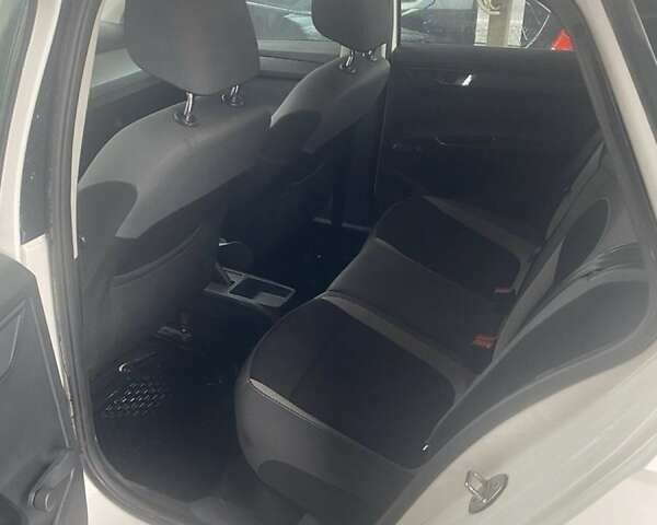 Белый Шкода Фабия, объемом двигателя 1.4 л и пробегом 280 тыс. км за 7500 $, фото 8 на Automoto.ua