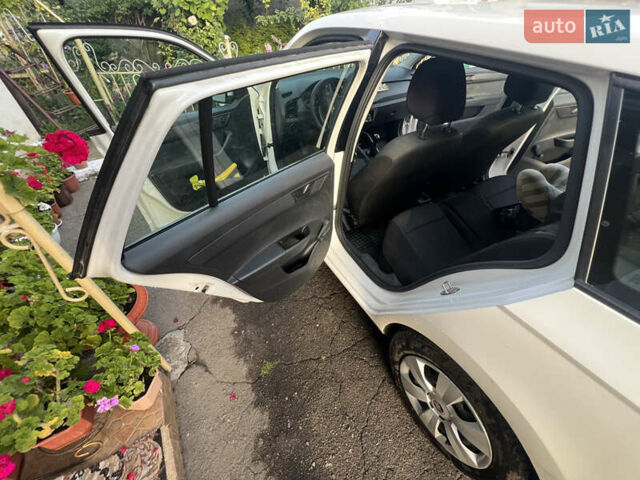 Білий Шкода Фабія, об'ємом двигуна 1.4 л та пробігом 230 тис. км за 8500 $, фото 1 на Automoto.ua