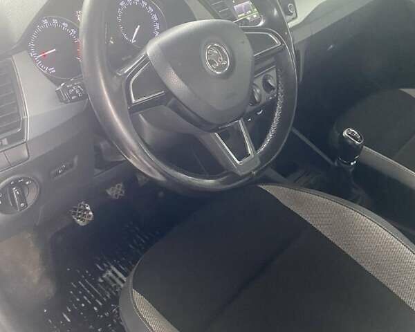 Белый Шкода Фабия, объемом двигателя 1.4 л и пробегом 280 тыс. км за 7500 $, фото 3 на Automoto.ua