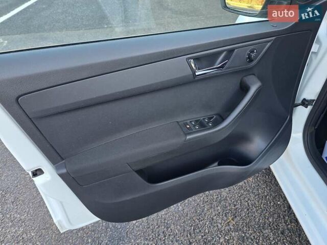 Белый Шкода Фабия, объемом двигателя 1.2 л и пробегом 198 тыс. км за 11499 $, фото 28 на Automoto.ua