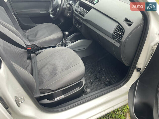 Белый Шкода Фабия, объемом двигателя 1.42 л и пробегом 270 тыс. км за 6500 $, фото 16 на Automoto.ua