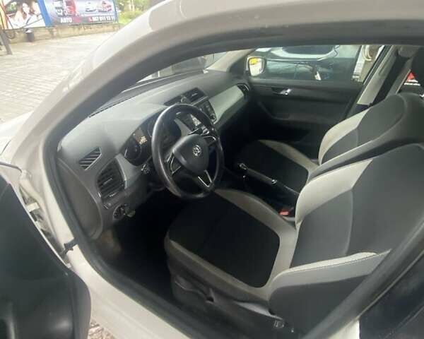 Белый Шкода Фабия, объемом двигателя 1.4 л и пробегом 280 тыс. км за 7500 $, фото 5 на Automoto.ua