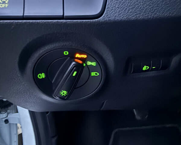 Білий Шкода Фабія, об'ємом двигуна 1.4 л та пробігом 176 тис. км за 8300 $, фото 15 на Automoto.ua