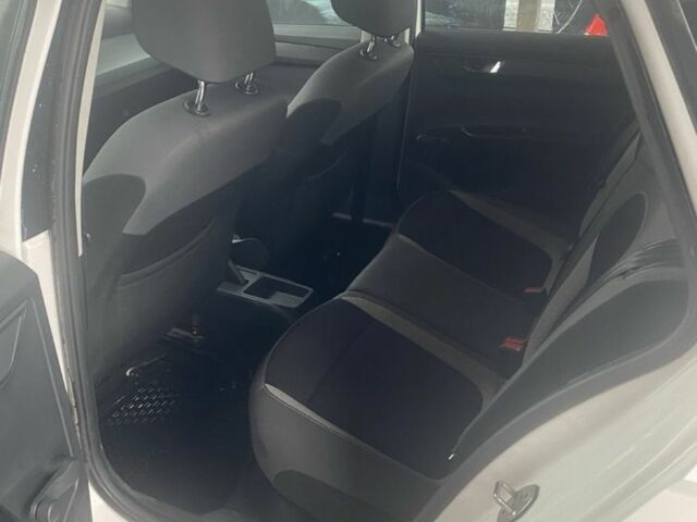 Білий Шкода Фабія, об'ємом двигуна 1.4 л та пробігом 280 тис. км за 7500 $, фото 9 на Automoto.ua