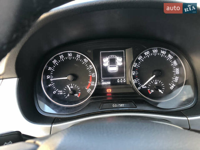 Белый Шкода Фабия, объемом двигателя 1.4 л и пробегом 290 тыс. км за 7800 $, фото 9 на Automoto.ua