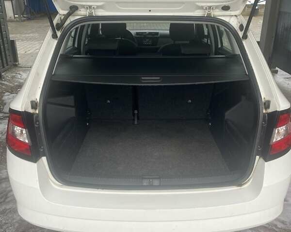 Белый Шкода Фабия, объемом двигателя 1.4 л и пробегом 280 тыс. км за 7500 $, фото 9 на Automoto.ua