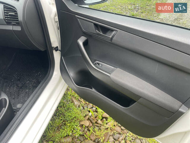 Белый Шкода Фабия, объемом двигателя 1.42 л и пробегом 270 тыс. км за 6500 $, фото 17 на Automoto.ua