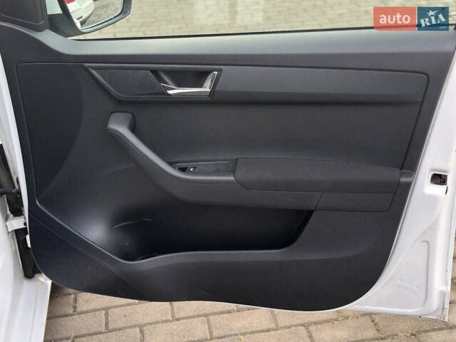 Белый Шкода Фабия, объемом двигателя 1.42 л и пробегом 188 тыс. км за 7500 $, фото 13 на Automoto.ua