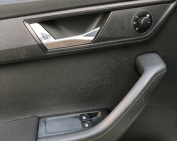 Белый Шкода Фабия, объемом двигателя 1.4 л и пробегом 290 тыс. км за 7800 $, фото 11 на Automoto.ua